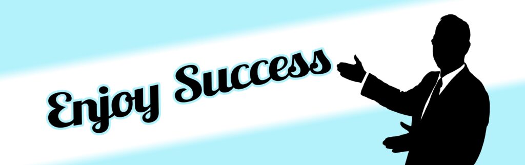 Stilisierter Mann, der den Schriftzug "Enjoy Success" präsentiert. Langfristige Markenführung führt zum Erfolg. 