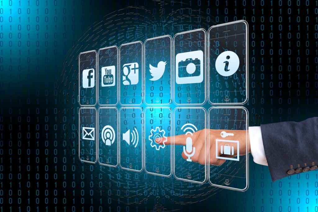 Abstrakte Darstellung von Pictogrammen von Social Media Plattformen und einer Einstellungsschaltfläche auf die der Finger zeigt. Automatisierung der Kommunikation